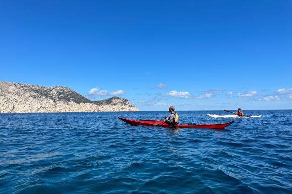 Expédition en kayak de mer au large des falaises de Tavolara sur la côte nord-est de la Sardaigne