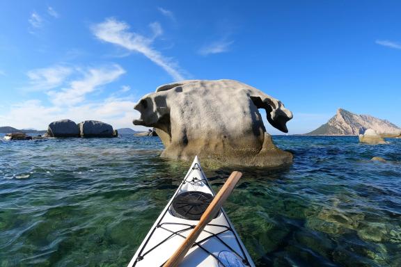 Découverte en kayak de mer des blocs de granite et des eaux limpides de La Maddalena en Sardaigne