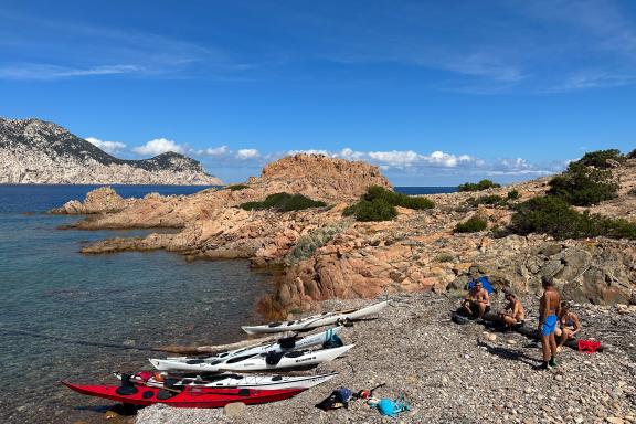 Pause lors d’une expédition en kayak de mer sur une plage sauvage de la côte nord-est de la Sardaigne