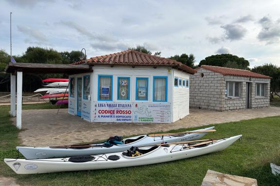 Préparation d’une sortie en kayak de mer depuis une base nautique de la côte nord-est de la Sardaigne