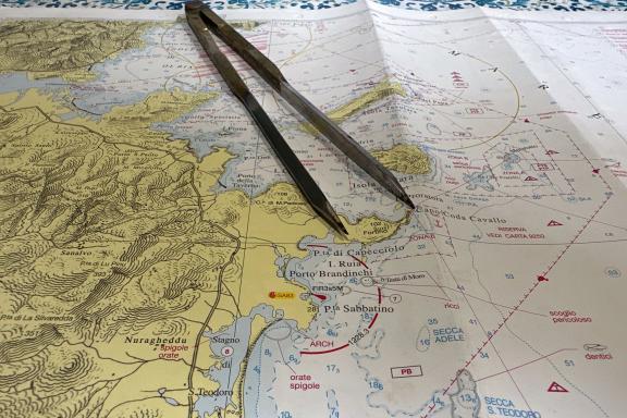 Préparation d’une navigation en kayak de mer sur carte marine autour de Tavolara en Sardaigne