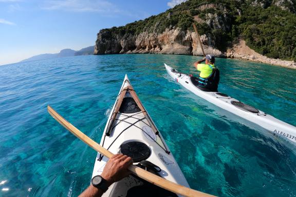 Expédition en kayak de mer sous les falaises du golfe d’Orosei sur la côte est de la Sardaigne