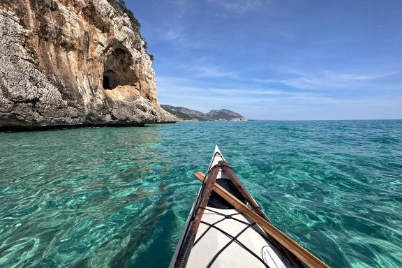 Navigation en kayak de mer au pied des falaises calcaires du golfe d’Orosei en Sardaigne