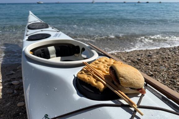 Pause pique-nique en kayak de mer sur une plage de galets du golfe d’Orosei en Sardaigne