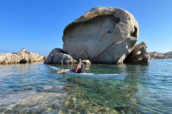 Navigation en kayak de mer autour d’un bloc granitique monumental dans l’archipel de La Maddalena